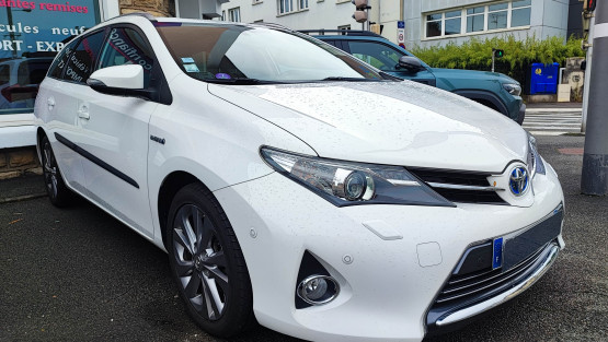 auris touring sports design hybrid 136 cv véhicule d'occasion