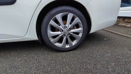 auris touring sports design hybrid 136 cv véhicule d'occasion