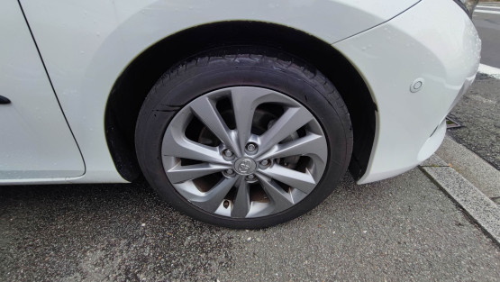 auris touring sports design hybrid 136 cv véhicule d'occasion