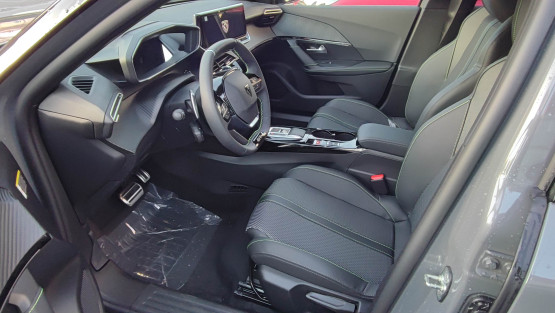 nouveau 2008 gt hybrid 145 edcs6 véhicule neuf