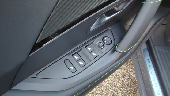 nouveau 2008 gt hybrid 145 edcs6 véhicule neuf