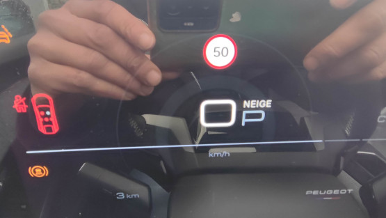 nouveau 3008 gt hybrid 145 edcs6 véhicule neuf