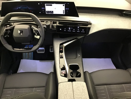 nouveau 5008 gt hybrid 145cv e-dcs6 véhicule neuf