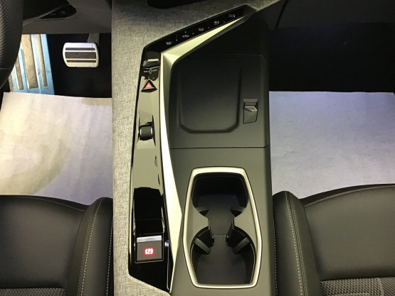 nouveau 5008 gt hybrid 145cv e-dcs6 véhicule neuf