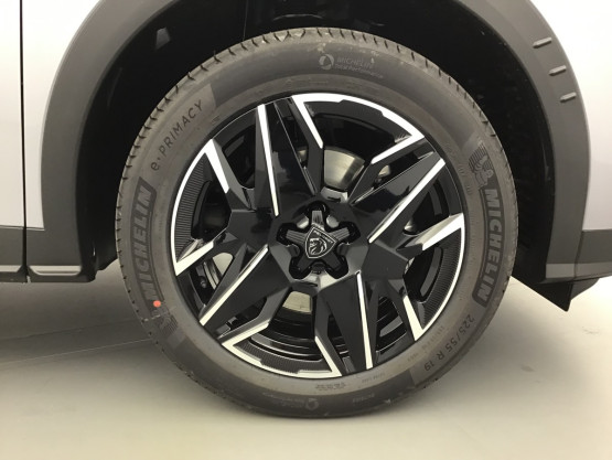 nouveau 5008 gt hybrid 145cv e-dcs6 véhicule neuf