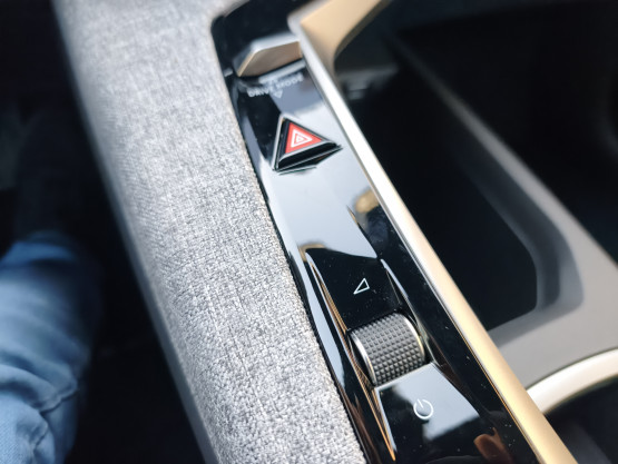 nouveau 3008 allure hybrid 145 edcs6 véhicule neuf